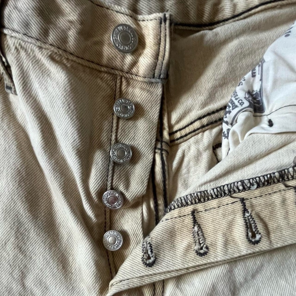 497-Levi's Distressed cream and tan shorts waist 31 inches #distressedde… - Picture 3 of 8